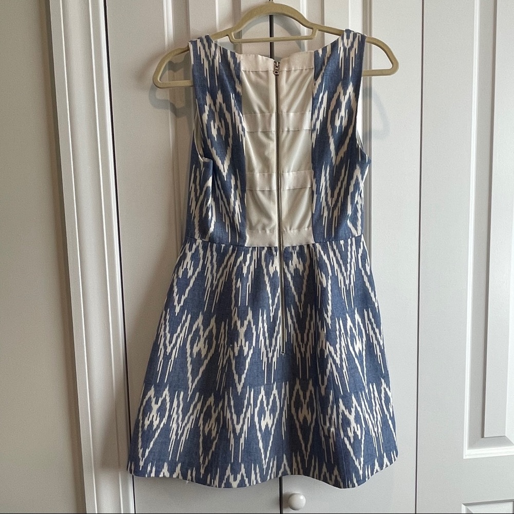 Alice + Olivia Epstein Structured Dress - Picture 3 of 3
